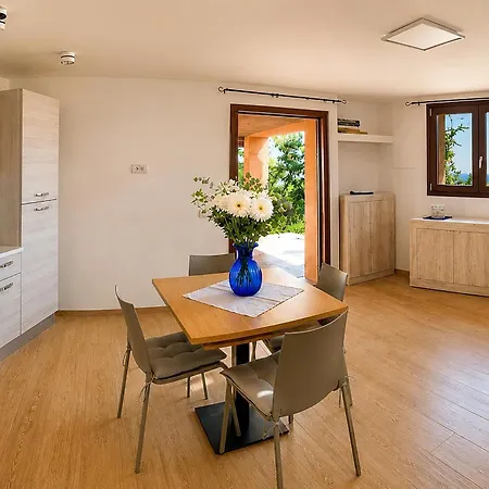 아파트 Elegant With Enchanting Sea Views
